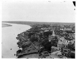 Varanasi (Benares), Indien. Blick vom S-Minarett der Kleinen Moschee des Aurangzeb über die Stadt am Ganges mit Ghats und Tempelarchitektur