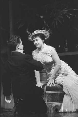 Szenenbilder aus "Die lustige Witwe", Operette in drei Akten von Franz Lehár. Metropol-Theater Berlin, Dezember 1963