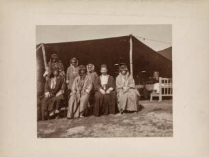 Gruppenportrait : Portraitaufnahme einer Gruppe von Männern und zwei Kindern.