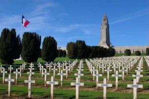 Frankreich. Lorraine. Meuse. Douaumont. 15 000 Kriegsgräber. Champ de Bataille. Verdun. Im Hintergrund die Totenhalle mit 130 000 nicht identifizierten Gefallenen
