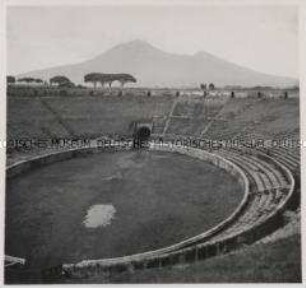 Pompeji, Amphitheater, Hintergrund: Vesuv