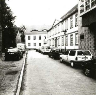 Cottbus, Klosterplatz 5 und 9. Wohnhaus (E. 18. Jh., Klosterkeller) und Jugendherberge (1989-1990 nach Original, H. Richter)