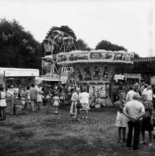 Volks- und Schützenfest: Schützenverein von Trittau und Umgebung e.V.: Festplatz mit Karussells, Buden und Besuchern