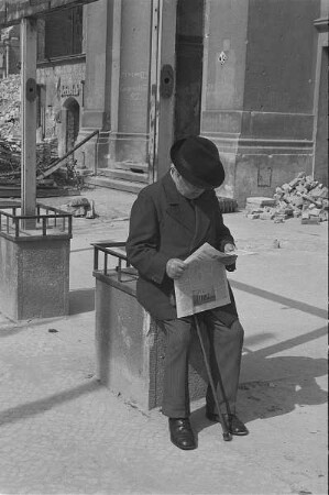 Berlin. Älterer Mann beim Zeitung lesen