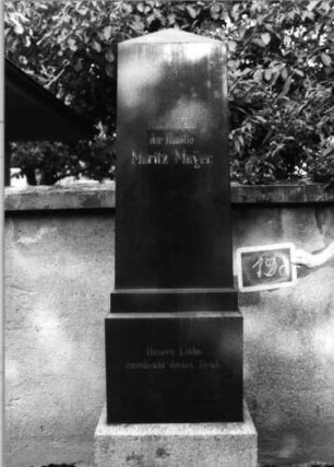 Grabstein 19 (Index: 100089216) Material: schwarzer polierter Stein, Mittelstele: vergoldete Buchstaben Maße HxBxT: 225x72x41 cm Besonderheit: Familiengrab: Grabstein 19A