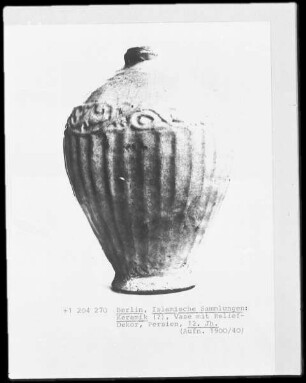 Vase mit Reliefdekor