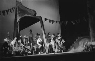 Szenenbilder aus der heiteren Oper "Schneider Wibbel" von Mark Lothar an der Komischen Oper Berlin