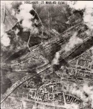Amerikanische Luftbildaufnahmen von Kriegszerstörungen. Ausrichtung nach Süden. Güterbahnhof / Rangierbahnhof / Oststadt