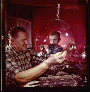 Glasbläser in Lauscha bei der Herstellung von Weihnachtskugeln