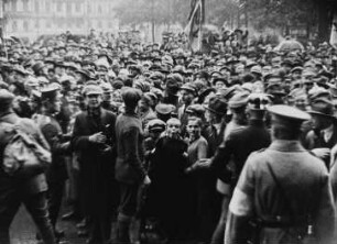 Szene aus dem Dokumentarfilm "Reichspräsident von Hindenburg in Dresden am 25.Oktober 1925": Schaulustige