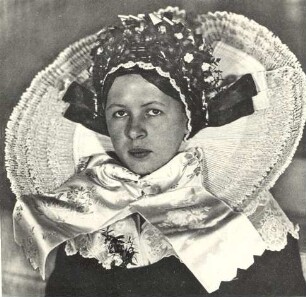 Niedersorbische Braut aus Burg : Kleidung - niedersorbische Tracht. Ort: Bórkowy / Burg-Spreewald. Niedersorbische Braut aus Burg mit Radkrause.