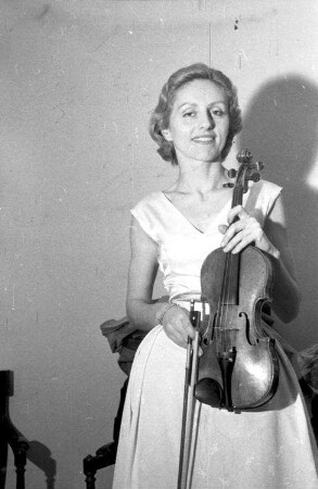 Madrid (Spanien): Konzert; im Foyer; Lola Bobesco mit Violine