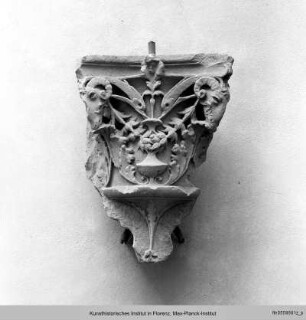 Reliefplastik, Kapitellfragment und Spolien im Palazzo Orlandini del Beccuto