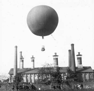Eine Fahrt im Luftballon : Deutschland. Eine Fahrt im Luftballon. Der frei fliegende Luftballon. Blick gegen ein Fabrikgebäude