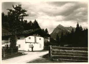 Tirol, Ostalpen, Scharnitz? Häuser am Eingang ins Karwendeltal
