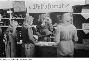 Aufnahmen der Kaufhäuser Awag (Allgemeine Warenhandels-Gesellschaft) und Hertie in Berlin