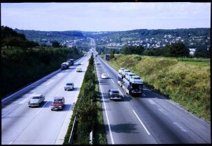 Pforzheim: Autobahn Stuttgart - Karlsruhe, Gefällstrecke bei Pforzheim Ost, von der Brücke