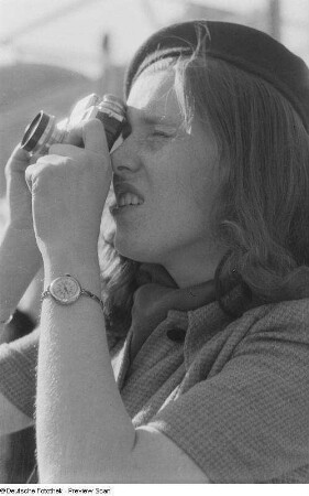 Porträt Renate Rössing auf dem Rummel beim Fotografieren