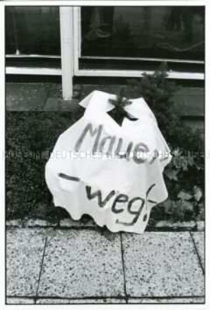 Abgelegtes Transparent der Demonstration vom 4.11.1989