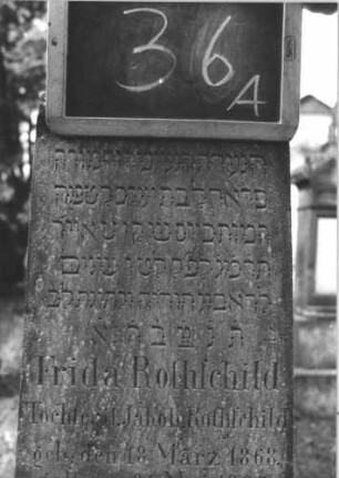 Grabstein 36 (Index: 100112287) Material: Kalkstein (?) Zustand: gut Maße HxBxT: 110x28x22 cm Beschreibung: Obelisk, getreppter Sockel, unterer Sockelteil rusticaartig: Grabstein 36A