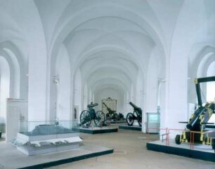 Königstein. Festung. Neues Zeughaus (Militärhistorisches Museum; 1631, 1816). Saal. Blick von Osten