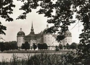 Moritzburg. Jagdschloss (Museum). Ansicht über den Teich von Südwesten