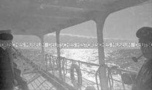 Heimfahrt der Kriegsgefangenen vom Internierungslager "Angel Island" auf dem italienischen Dampfer "Fella", Sonnenuntergang über dem Meer