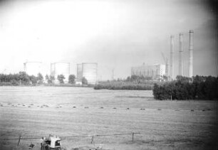 Schwarze Pumpe. Braunkohlenveredlungskombinat "Schwarze Pumpe" (1955/1966). Blick über das Baugelände gegen Kühltürme, Gebäude und Schornsteine