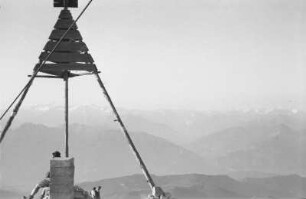 Vermessungszeichen : Hölzernes, dreibeiniges Vermessungszeichen auf einem Berg.