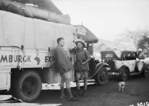 Nyassaland und Fort Jameson : Zwei Expeditionsteilnehmer stehen an einem Opel Lastwagen