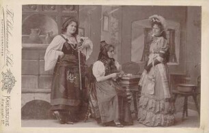 Maud, Aileen und Nora Egremont in badischer Tracht