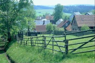 Weg, Garten und Blick über Dächer
