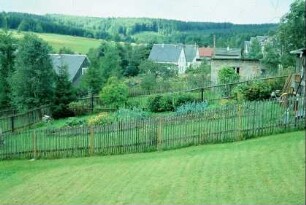 Nutzgarten mit Holzzaun