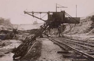Bernsteintagebau Palmnicken (1913-1970) : Bernsteintagebau Palmnicken in Ostpreußen, Samland (Jantarny, Russland). Arbeitsebene auf Blauer Erde mit Schwenkbaggern und Gleisen der Grubenbahn