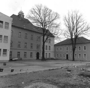 Dresden-Laubegast, Linzer Straße 1. 64. Oberschule (um 1905). Rückseite mit Schulhof