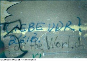 Dresden-Neustadt. Hauswand mit Parole "LIEBE DDR! BLEIB"