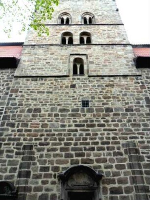 Stadtkirche-Kirchturm von Westen mit Erdgeschoß (spätromanisch 13 Jhd) sowie Obergeschosse im Übergangsstil des 13 Jhd (mit Biforien)
