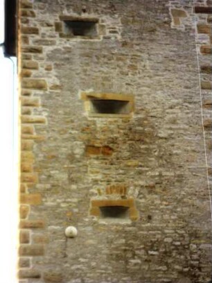 Stadtbefestigung-Wehrturm (Pfeiferturm Jahr 1460)-Ansicht von Norden - Obergeschosse mit Büchsenscharten (Trichterscharten) sowie Bossierung und Steinkugel (Trutzsymbol-triff mich-ich stecke es weg)
