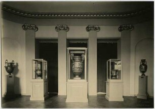 Der Bibliothekssaal mit Exponaten der Vasensammlung