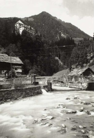 Semslach-Raufen, Ortsansicht : Semslach-Raufen. Ortsteilansicht mit Fußgängerbrücke über den Mallnitzbach gegen Burg Groppenstein und Gugganigriegel. Blick nach Nordwesten