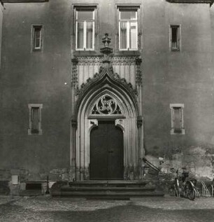 Dresden-Blasewitz. Ehemalige Gemeindeschule Blasewitz (Rat des Stadtbezirkes Dresden-Ost, heute Ortsamt Blasewitz), Naumannstraße 5. Portal