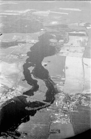 Tangermünde: Fluss mit Brücke; Elbe bei Tangermünde