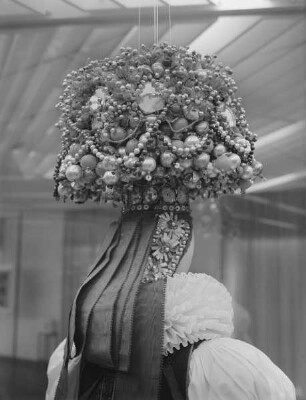 Kopfschmuck einer Frau (Brautkrone?)