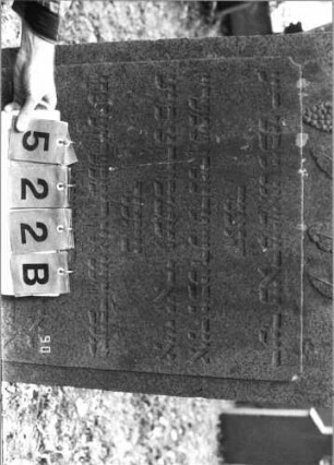 Grabstein 522 (Index: 99791076) Maße HxBxT: 117x70x15 cm Symbolik: Weinranke und -traube: Grabstein 522B