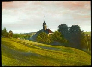 Langenhennersdorf : Langenhennersdorf. Ortskern (Mitteldorf) mit evangelischer Pfarrkirche. Blick nach Südosten gegen Panoramahöhe bei Hermsdorf