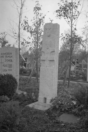 Grabmal von Bildhauer Gerhard Karl Huber auf dem Karlsruher Hauptfriedhof.