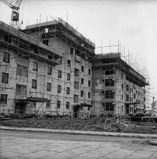 Fuchsberg / Im Hölk: Wohnblocks der Gemeinnützigen Wohnstätten Genossenschaft Bad Oldesloe: im Bau mit Gerüst: davor Baumaterial: hinten links Baukran: hinten rechts Baubude: vorn gepflasterter Gehweg