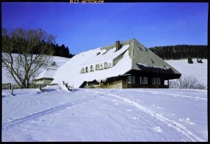 Todtnauberg: Schwarzwaldhaus im Schnee, von der Büreten