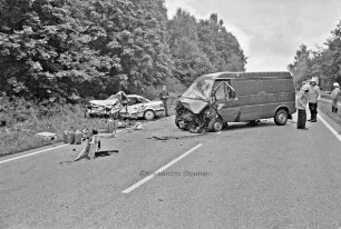 Unfall B404: Ein Audi-Fahrer verursachte Fronstalzusammenstoß und verstarb noch an der Unfallstelle