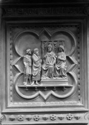 Tür — Zyklus mit Darstellungen aus dem Leben Johannes des Täufers und mit Tugenddarstellungen — rechter Flügel, 1. Reihe von oben, linkes Relief: Johannes vor Herodes und Herodias
